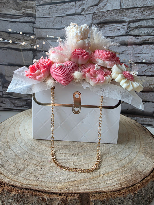 Kerzen-Blumenstrauß in einer extravaganten Tasche