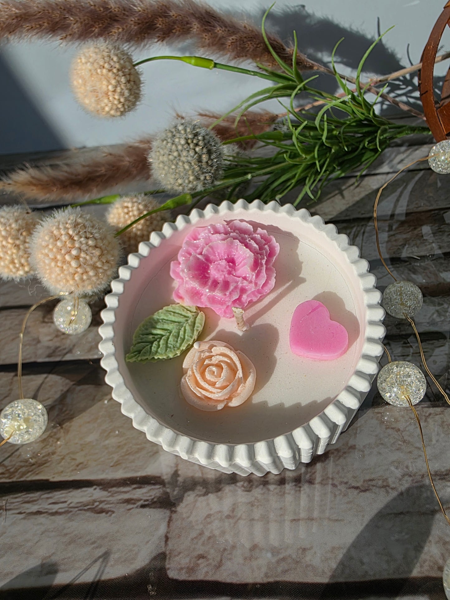 Dekorschale mit Blumen und Kerzenwachs