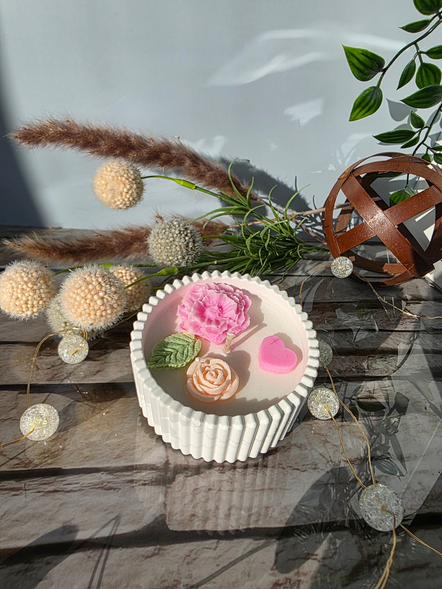 Dekorschale mit Blumen und Kerzenwachs